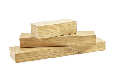 Beyaz arka plan üzerinde ahşap kirişler. Meşe ışın.