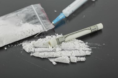 Eroin ve kokain toz siyah arka plan, uyuşturucu istismarı kavramı üzerine şırınga.