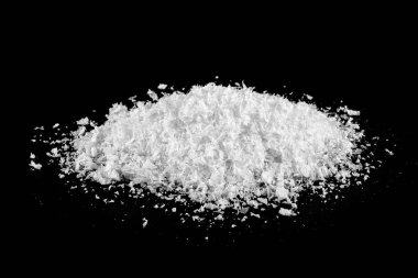 siyah bir zemin üzerine beyaz kar