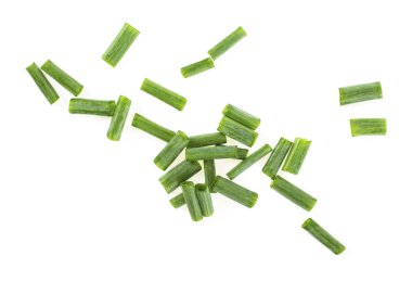 Doğranmış taze soğan veya beyaz arka plan üzerinde izole yeşil soğan. Üstten görünüm.