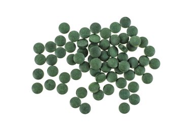 Tabletleri Arthrospira veya beyaz arka plan üzerinde izole spirulina ile. Superfood.
