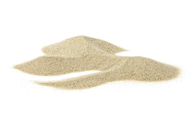 Beyaz arka planda izole edilmiş çöl kum yığını