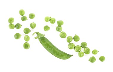 Beyaz arka plan üzerinde üstten görünüm izole taze yeşil bezelye.