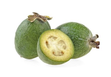 Beyaz arka plan üzerinde izole tropikal meyve feijoa 