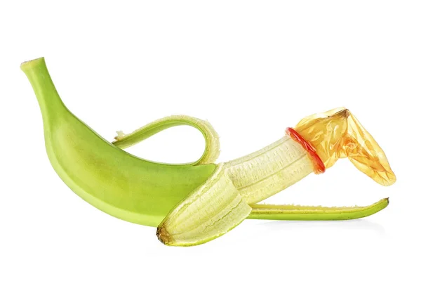 Plátano Verde Condón Rojo Sobre Fondo Blanco — Foto de Stock