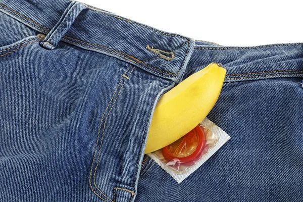 Calça Jeans Azul Banana Com Preservativo Vermelho Conceito Sexo Seguro — Fotografia de Stock