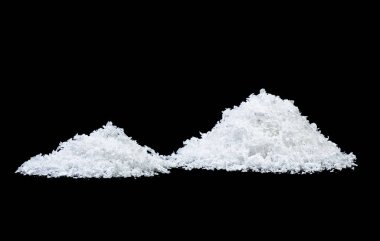 siyah bir zemin üzerine beyaz kar