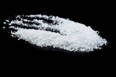 Siyah arka plan, karda yakın çekim.