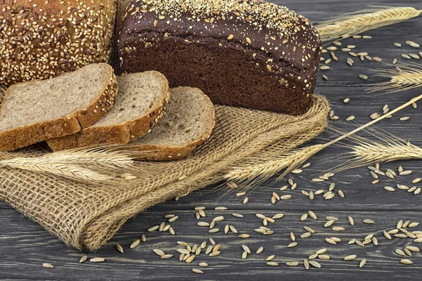 Świeży Chleb Żytni Drewnianym Stole — Zdjęcie stockowe