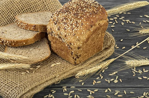 Frisches Roggenbrot Und Spieße Auf Holztisch — Stockfoto