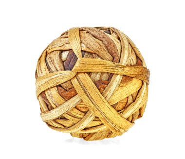 Top beyaz bir arka plan üzerinde üzüm gibi. Rattan top. Topu dekor için