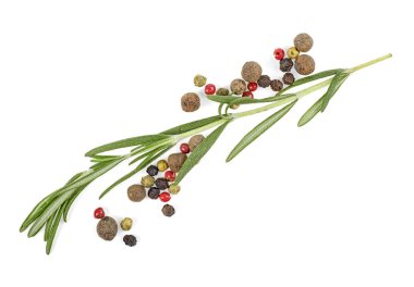 Taze organik biberiye ve beyaz zemin üzerine karabiber