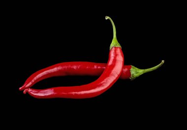 Siyah arkaplanda kırmızı biber