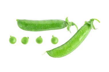 Beyaz arka plan üzerinde taze yeşil bezelye ve bezelye üstten görünüm