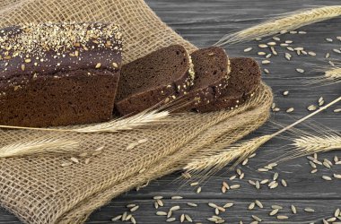 Çavdar ekmeği ve ahşap masa çavdarlı kulakları