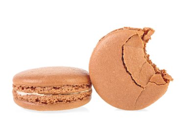 Beyaz bir arka plan üzerinde lezzetli kahverengi macaroons