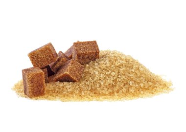 Kahverengi şeker küpleri ve Kristal şeker beyaz arka plan üzerinde