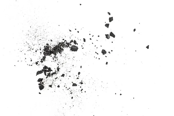 Beyaz arka plan üzerinde üstten görünüm izole parçaları ile siyah kömür tozu.