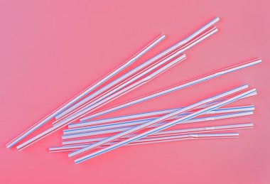 Çubuk, pembe arka plan içme. Üstten görünüm