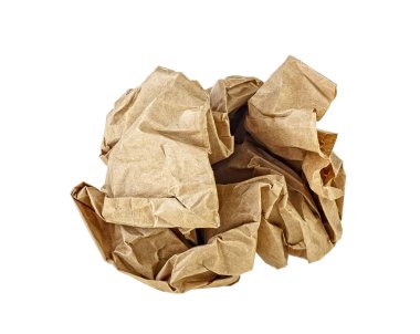 Beyaz arka plan üzerinde izole kahverengi buruşuk kağıt. 