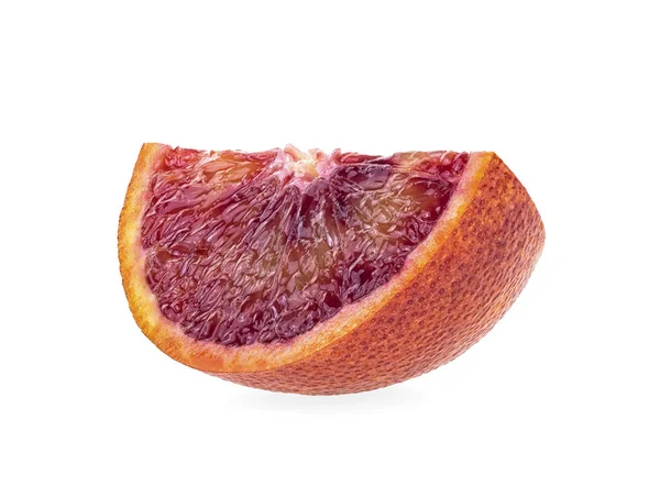 Fatia suculenta de laranja siciliana isolada em backgroun branco — Fotografia de Stock