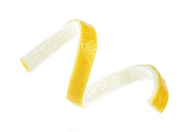 Beyaz bir arka plan üzerinde izole limon kabuğu. Sağlıklı gıda.