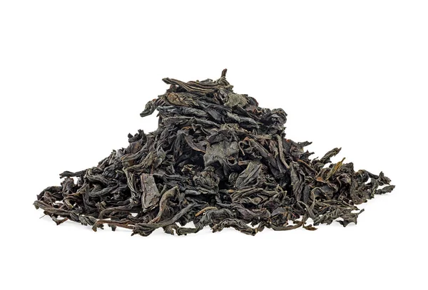 Pilha de folhas secas de chá preto isoladas no fundo branco — Fotografia de Stock