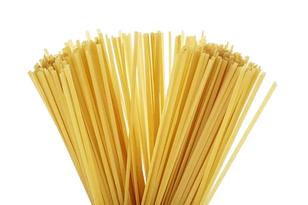 Spaghetti, pâtes jaunes isolées sur fond blanc . — Photo
