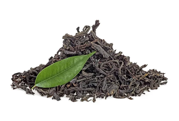 Hoja de té verde y pila de té seco aislado sobre fondo blanco — Foto de Stock