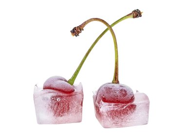 Beyaz arka plan üzerinde izole iki dondurulmuş vişne. Kiraz içinde IC