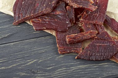 Sığır sarsıntılı bir ahşap tahta üzerinde yakın çekim.