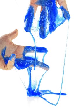 Çocuğun elinde beyaz bir arka plan üzerinde oyunlar mukus. Mavi balçık.