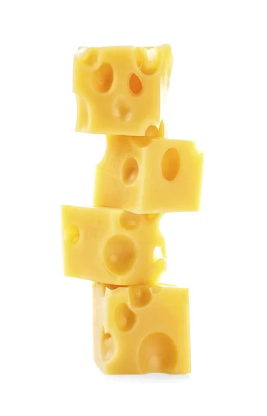 Cubos de queijo colocados um no outro, fundo branco . — Fotografia de Stock