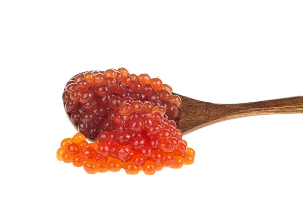 Caviar rojo salado en cuchara de madera sobre fondo blanco — Foto de Stock