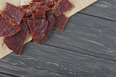 Sığır sarsıntılı bir ahşap tahta üzerinde yakın çekim.