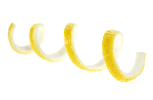 Torção de limão em um fundo branco. Foco seletivo . — Fotografia de Stock