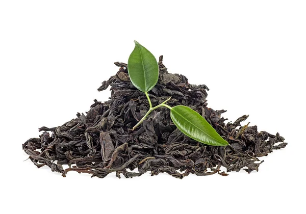 Сухой черный чай с зелеными листьями на белом фоне — стоковое фото