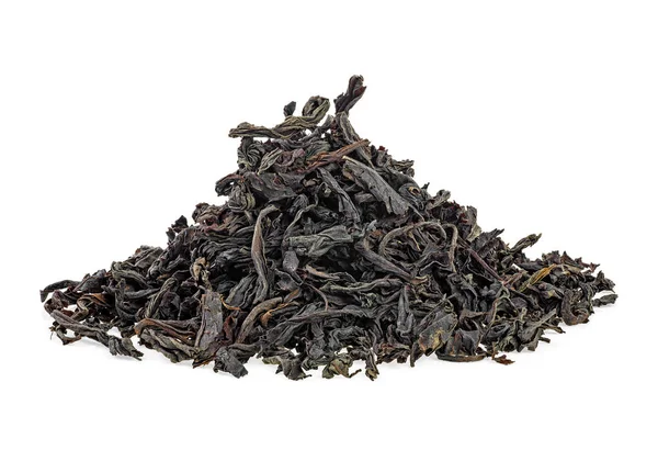 Купка сухих чорних листя чаю на білому тлі — стокове фото