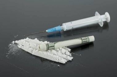 Rulo yüz dolar banknot, kokain tozu ve şırınga b