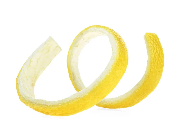 Peau de citron isolée sur un fond blanc. Une torsion au citron. Spirale o — Photo