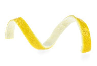 Beyaz arka planda izole edilmiş limon derisi spirali
