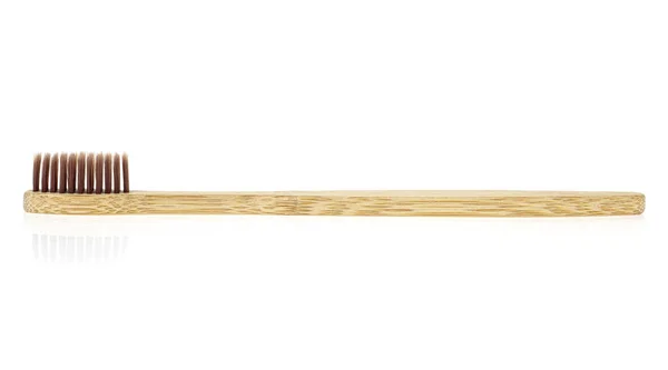 Зубная щетка из бамбука на белом фоне — стоковое фото