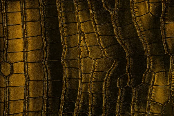 Кожаная текстура из коричневого крокодила. Темный фон . — стоковое фото