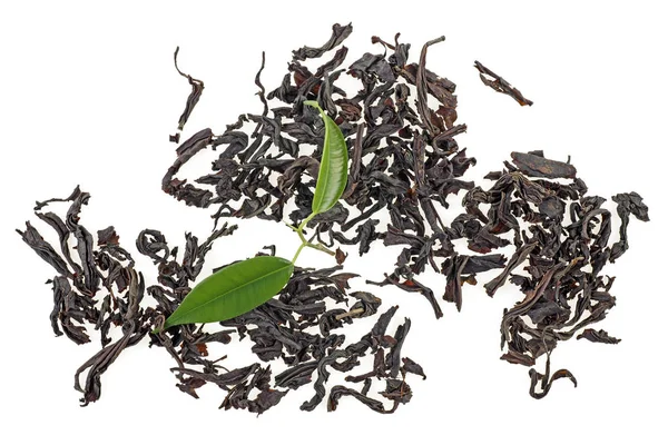 Черный чай с зелеными листьями изолированы на белом фоне, сверху vi — стоковое фото