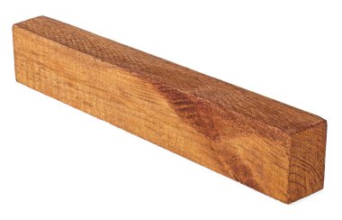 Tahta kiriş beyaz arka planda izole edilmiş. Tam alan derinliği.