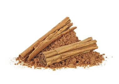 Beyaz bir arka plan üzerinde Aromatik tarçın çubukları ve toz