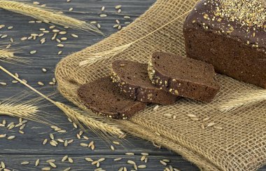 Çavdar ekmeği ve ahşap masa çavdarlı kulakları 