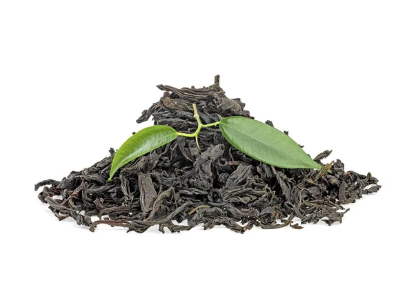 Suchý černý čaj s zelenými listy izolované na bílém pozadí — Stock fotografie