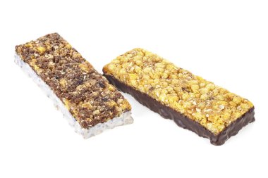 Tahıllar ve üzerinde beyaz ba izole çikolata ile iki granola barlar