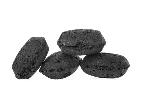 Stos brykietów węglowych izolowanych na białym tle — Zdjęcie stockowe